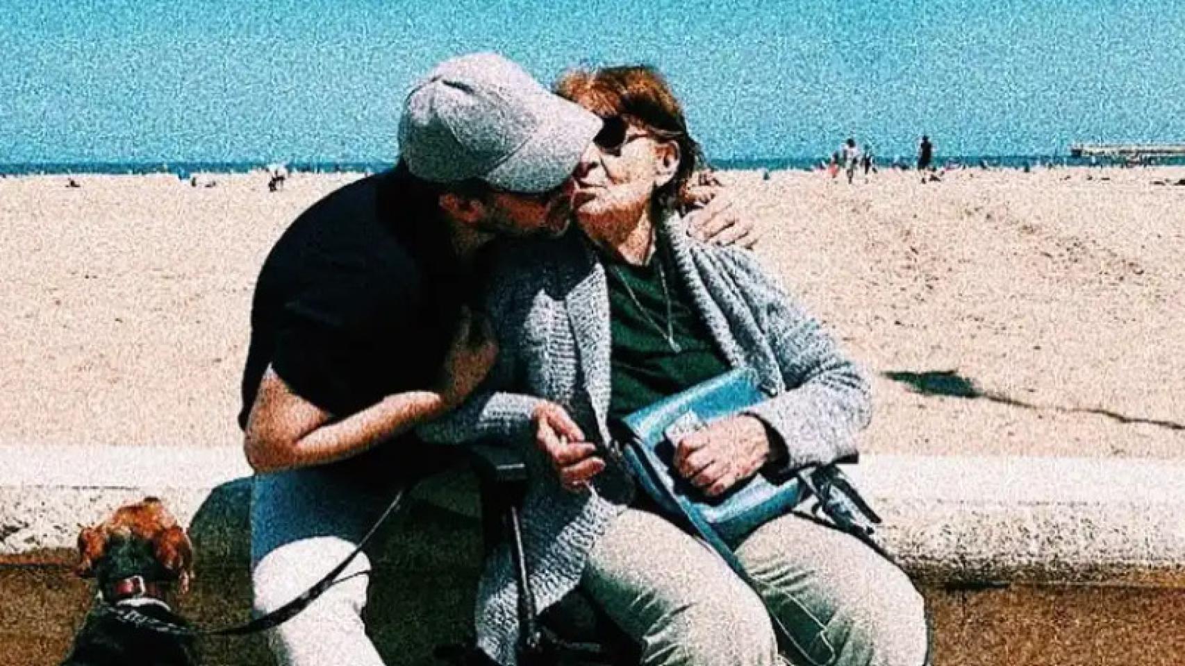 Máximo Huerta besando a su madre en una imagen de sus redes sociales.