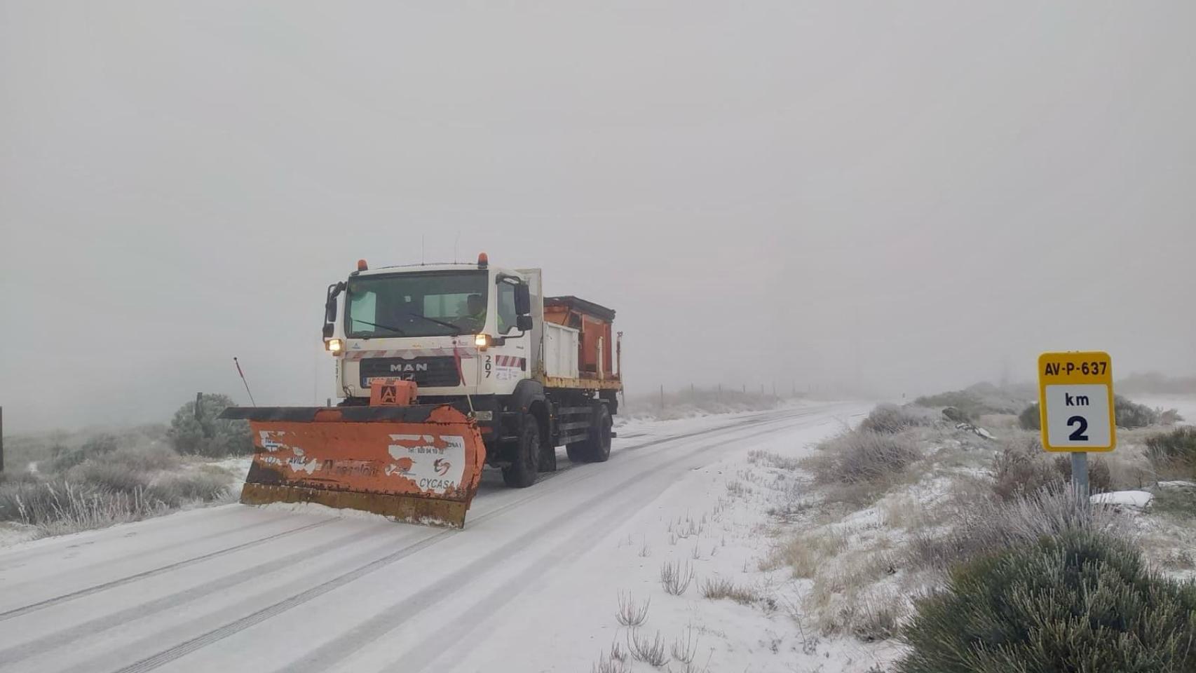 Quitanieves trabajan en la provincia de Ávila por las fuertes nevadas