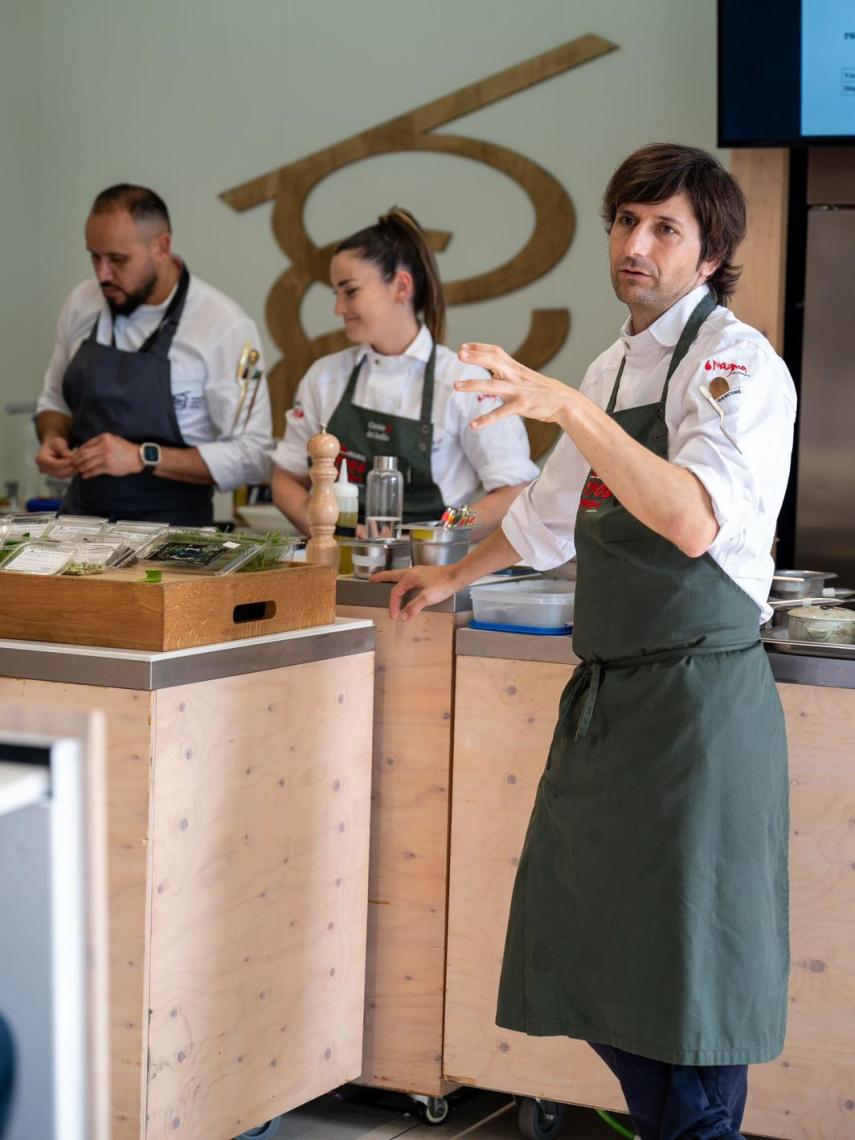 El chef Sergio Bastard, en cocina.
