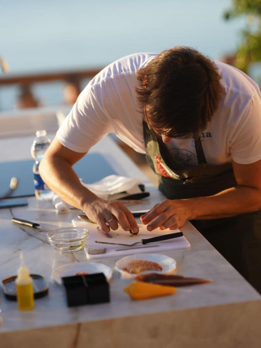 El chef Sergio Bastard, cocinando.