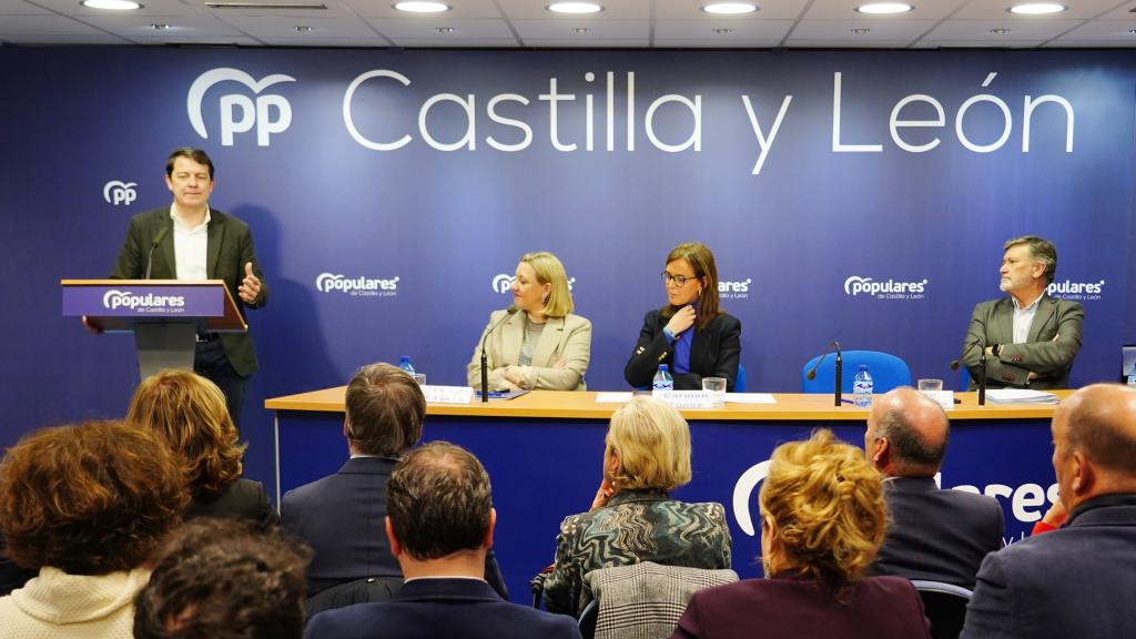 La vicesecretaria de Organización del PP, Carmen Fúnez, el presidente de la Junta, Alfonso Fernández Mañueco, y el secretario autonómico de los populares, Francisco Vázquez, en la Junta Directiva Autonómica de este viernes.