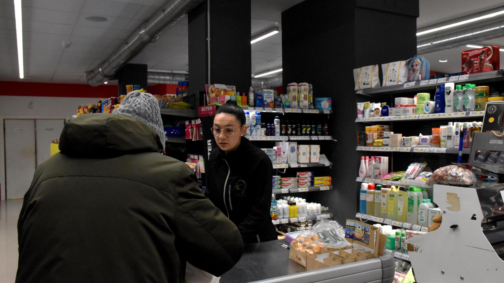 Dependienta atendiendo en Supermercados Cancelo