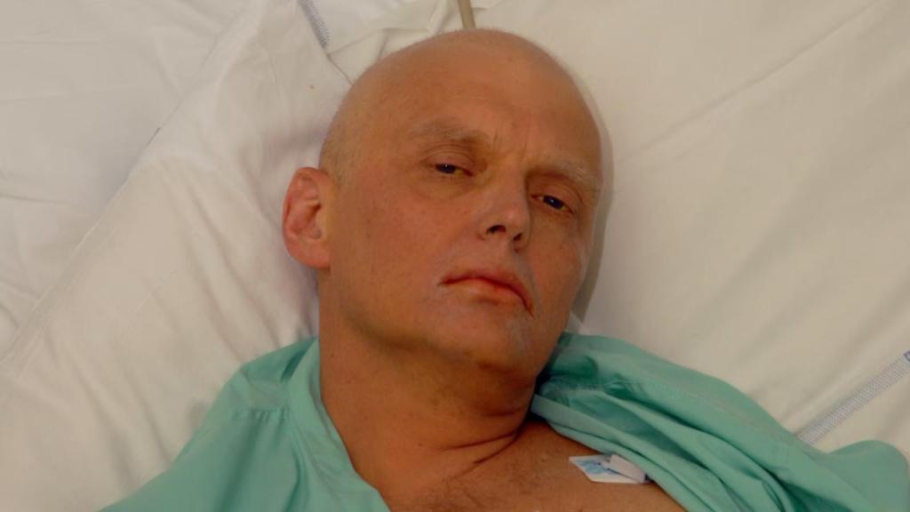 El checheno Ajmed Zakayev no tiene dudas de la responsabilidad criminal de Rusia en el asesinato del piloto. Hace unos años, él mismo perdió a su amigo Litvinenko. El ex agente fue envenado por el Kremlin cuando colaboraba con la Justicia española. Restos de Polonio aparecieron también en el coche de Zakayev, entrevistado por EL ESPAÑOL | Porfolio