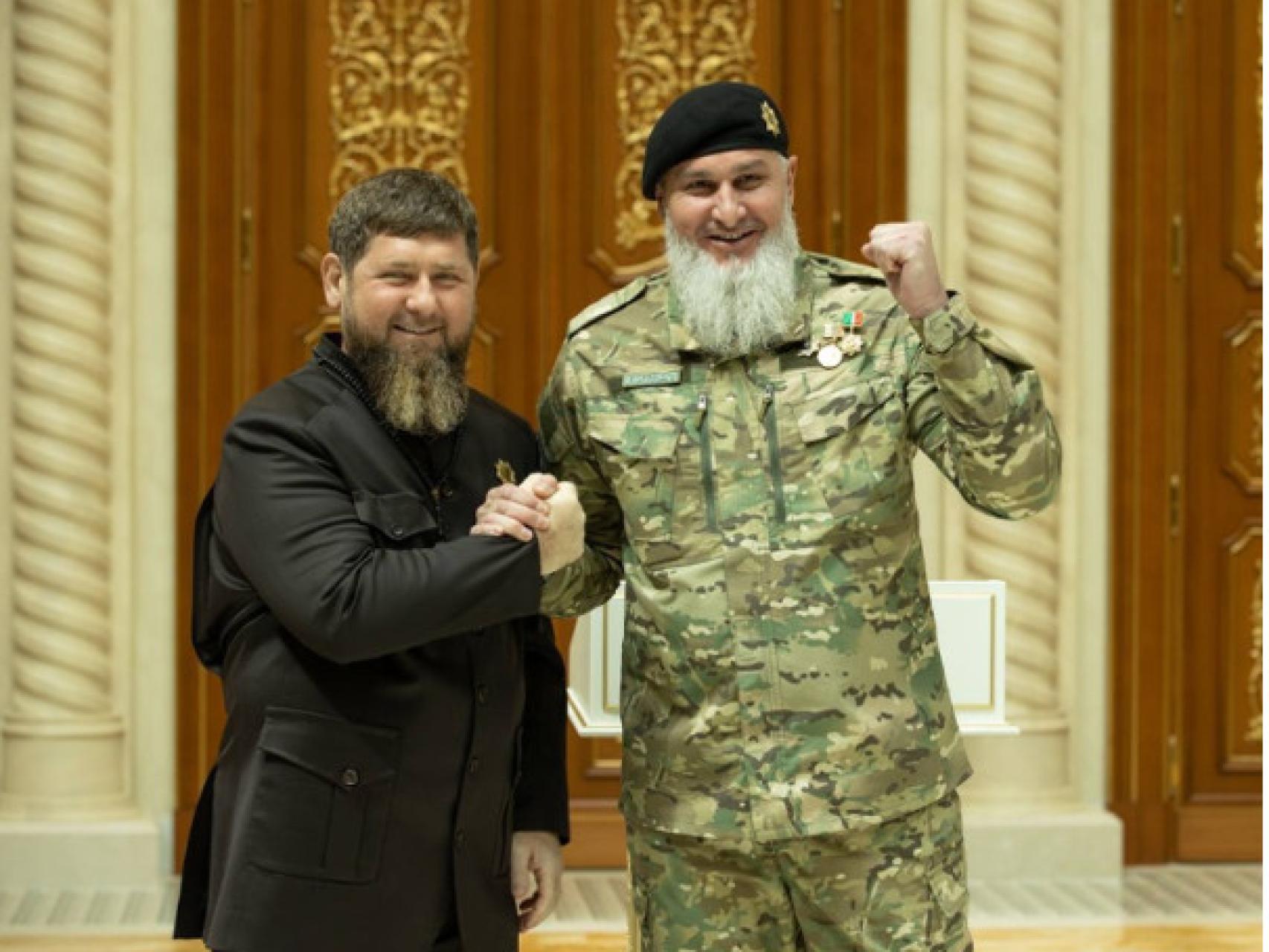 A la izquierda, el dirigente checheno y amigo de Putin Kadyrov, junto a Ruslan Geremeyev, uno de los hombres a los que se acusa de organizar el asesinato de Boris Netmsov. El modus operandi de los sicarios que mataron al piloto es calcado del usado para acabar con la vida del político ruso.