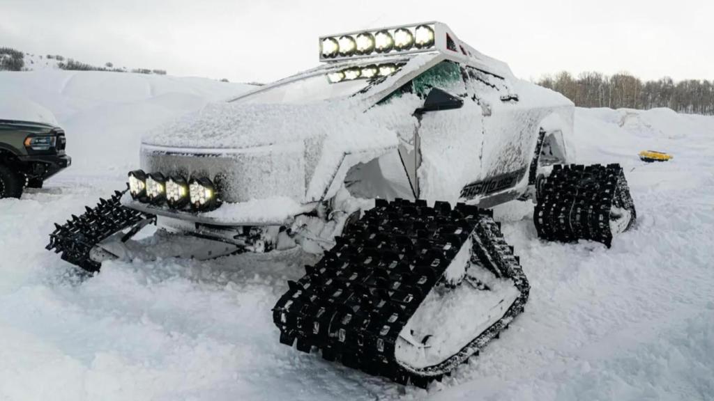 Cybertrax cubierto de nieve.