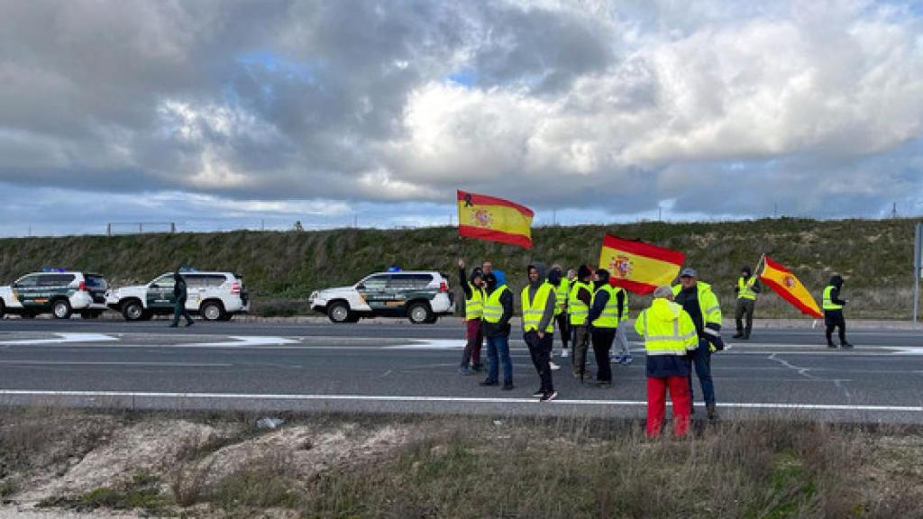 Corte de carretera por un grupo de agricultores en Peñaranda