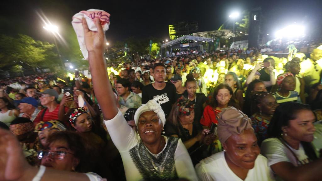 Varias personas disfrutan de un concierto en Cali, el pasado verano.