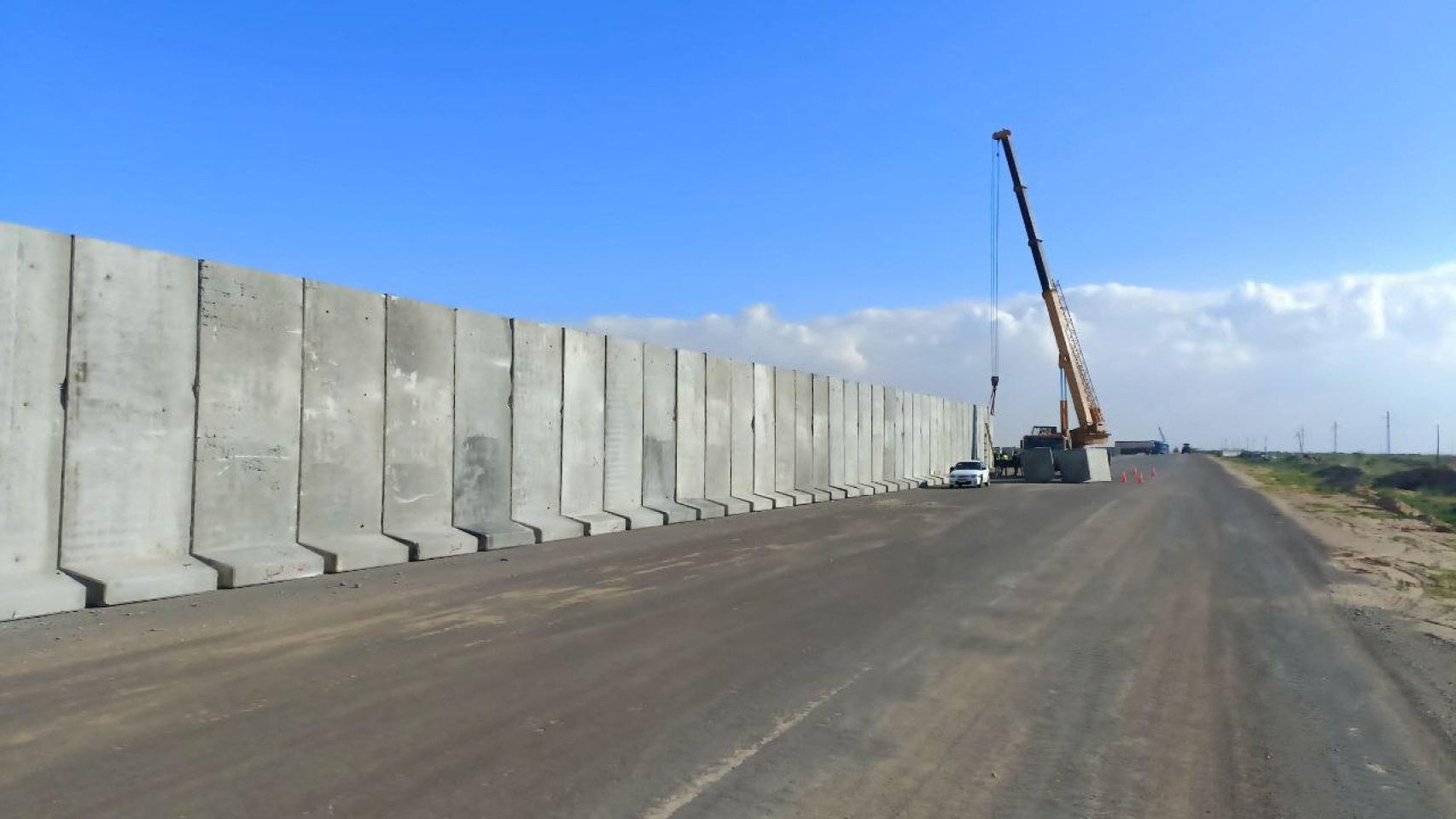 Trabajadores egipcios construyen un muro de hormigón cerca de la frontera con Gaza.