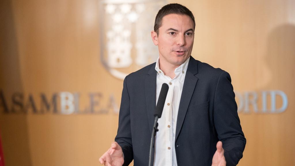 Juan Lobato durante un pleno en la Asamblea de Madrid