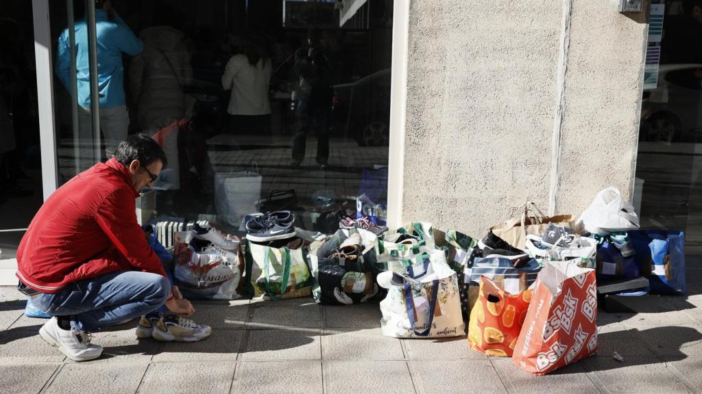 umerosas personas se han acercado a dejar ropa, mantas y calzado para los vecinos afectados por el incendio