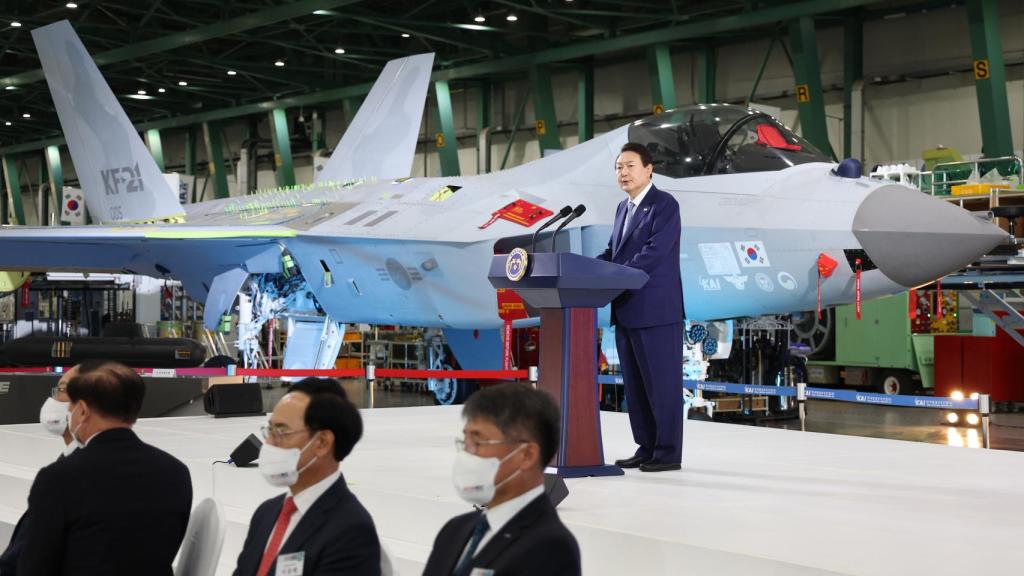 El presidente surcoreano, Yoon Suk-yeol, pronuncia un discurso en una reunión anual de estrategia de exportación de la industria de defensa en Korea Aerospace Industries (KAI) en Sacheon en noviembre de 2022.