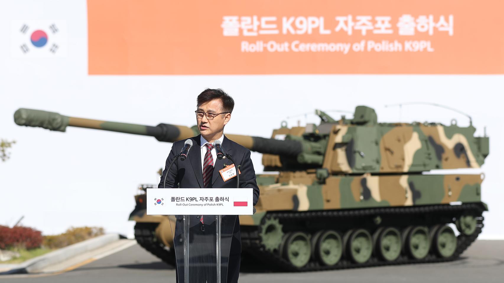 Eom Dong-hwan, jefe de la Administración del Programa de Adquisiciones de Defensa de Corea del Sur (DAPA), pronuncia un discurso durante la ceremonia de presentación del primer obús autopropulsado K9 que se exportó a Polonia.