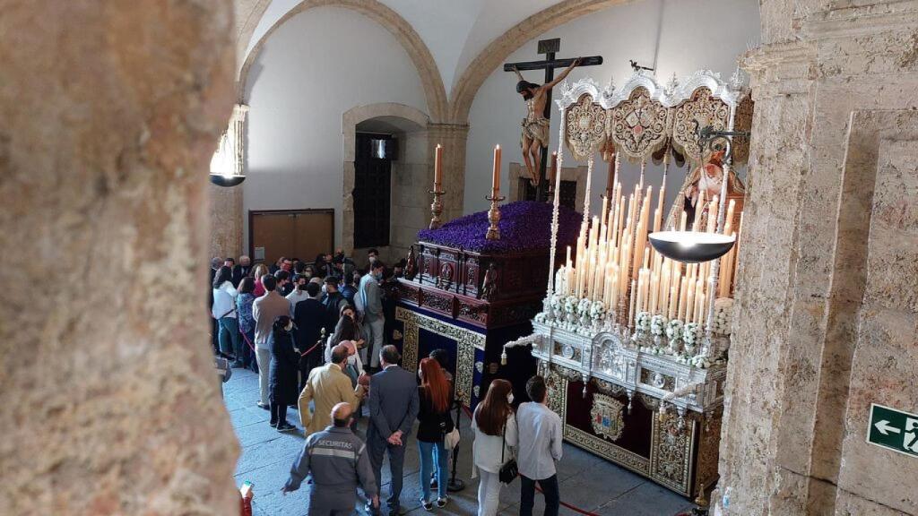 Los pasos de la hermandad de los Estudiantes en el Rectorado