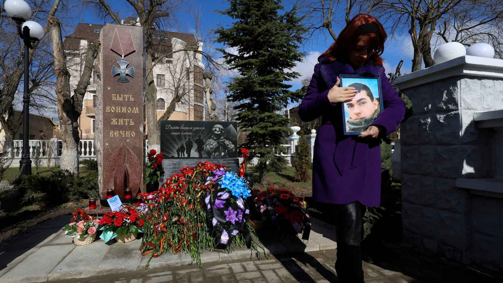 Monumento a los militares rusos muertos durante el conflicto entre Rusia y Ucrania, en Yevpatoriya.