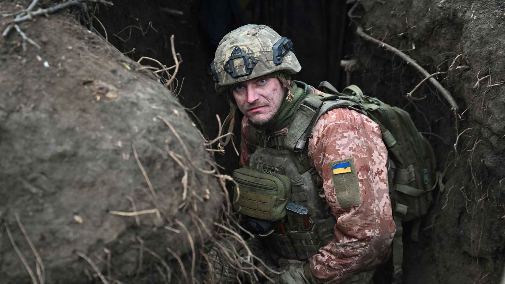 Un militar ucraniano observa desde una trinchera cerca de la localidad de Robotyne.