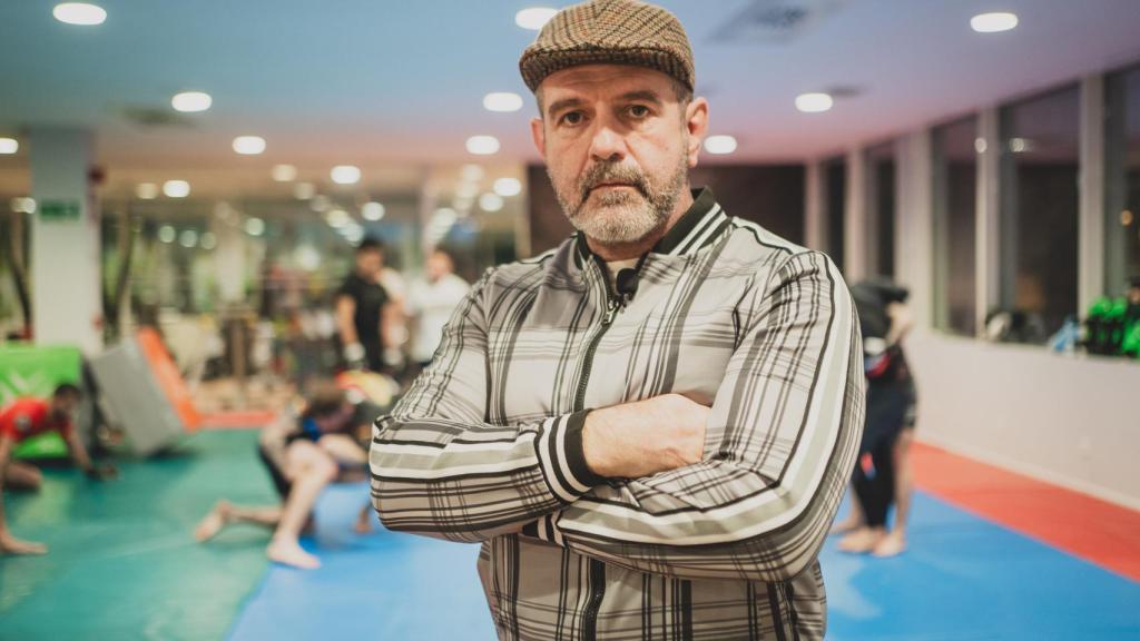 Israel Adrados posa antes de la entrevista.