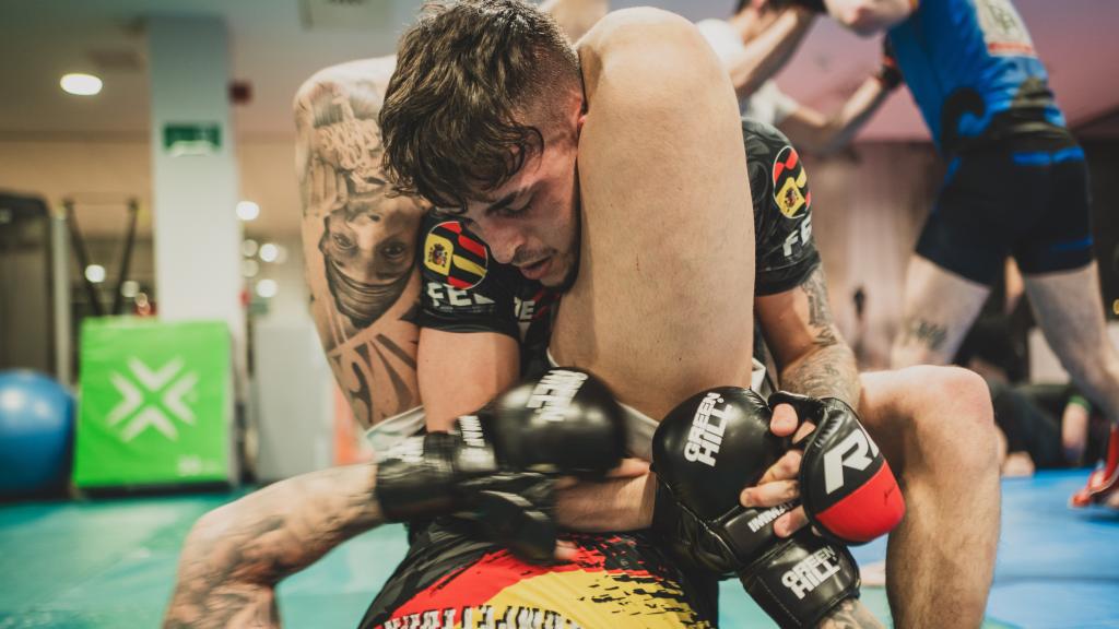 Martos realiza una llave de suelo a un compañero.