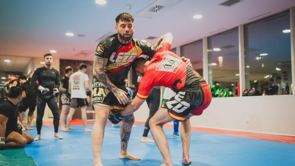 Un compañero trata de levantar a Martos.