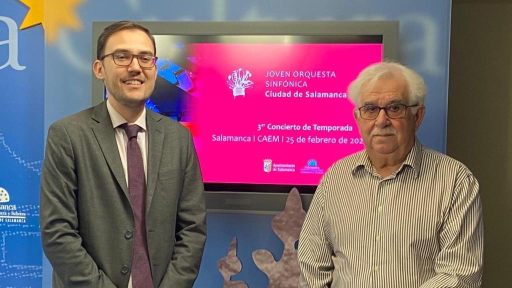 El concejal de Cultura, Ángel Fernández Silva, junto al director gerente y fundador de la JOSCS, Víctor Moro