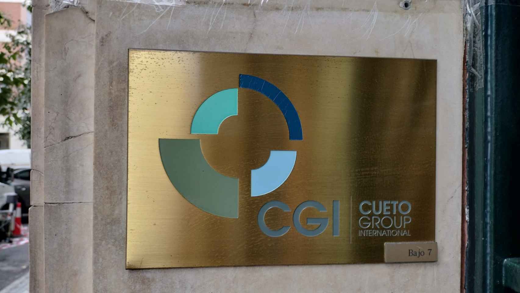 Placa del Grupo Cueto, en la entrada del edificio en Ramón de la Cruz.