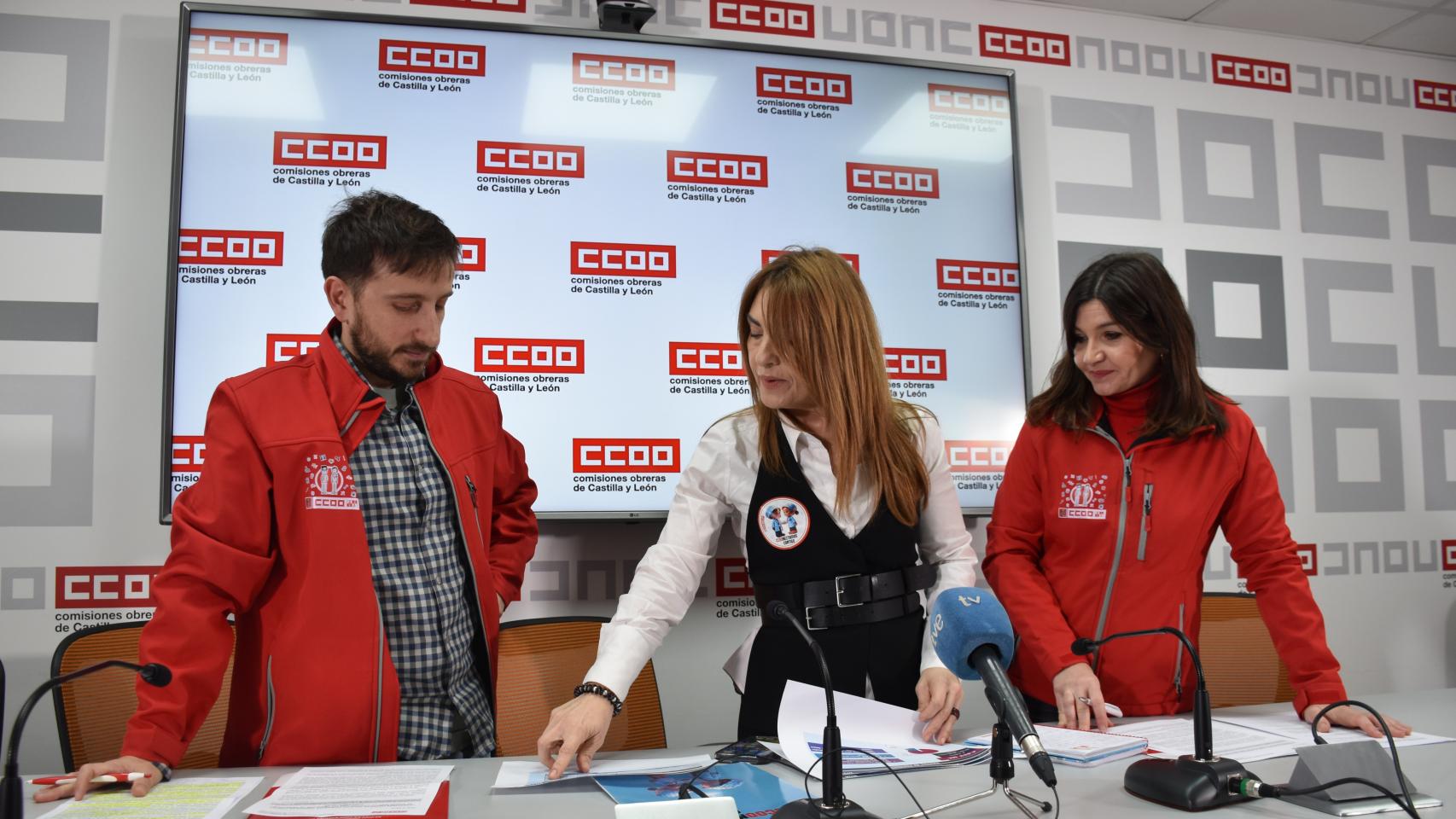 La secretaria general de la FSS-CCOO CyL, Ana Rosa Arribas, y Gonzalo Fermoso y Beatriz Benavente, del Equipo de acción sindical de la FSS-CCOO CyL