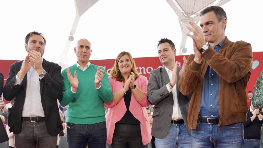 El alcalde de León, José Antonio Diez, junto al ministro de Transportes, Óscar Puente, y el presidente del Gobierno, Pedro Sánchez, en un acto en Valladolid.