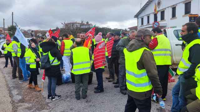 Agricultores cortan la N-122 en una protesta en Zamora