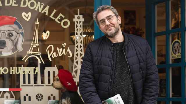 El escritor y empresario Máximo Huerta en una fotografía publicada en sus redes el pasado 12 de febrero, a las puertas de su tienda en Buñol.