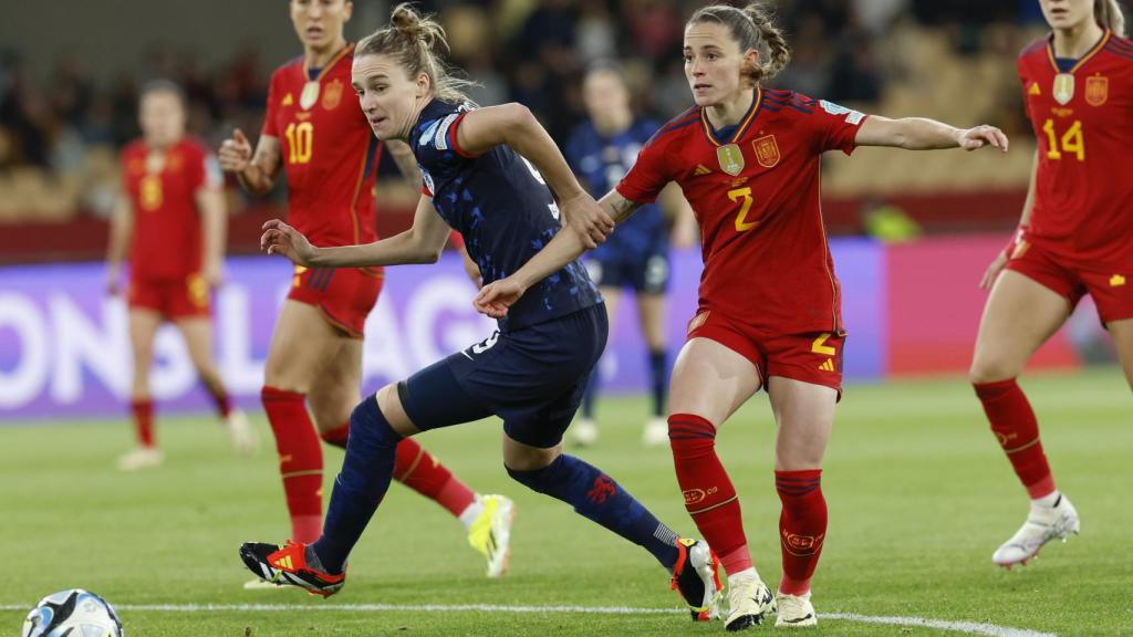 Ona Batlle pelea un balón frente a Miedema.