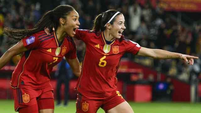 Aitana y Salma celebran el segundo gol de España frente a Países Bajos