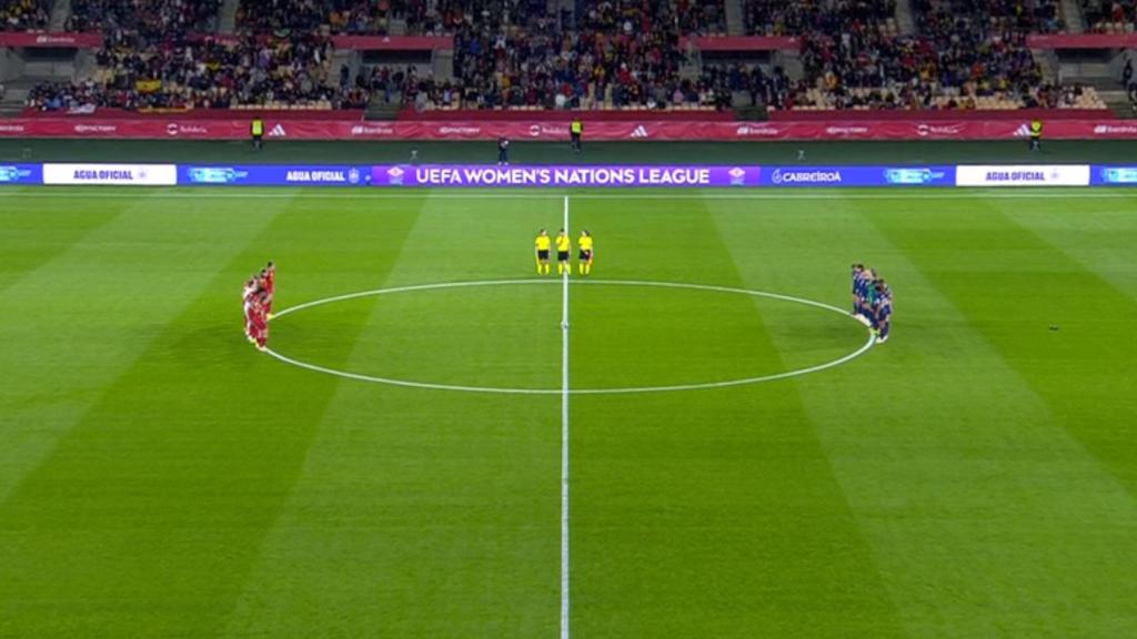 Minuto de silencio en el España - Países Bajos por las víctimas en el incendio de Valencia