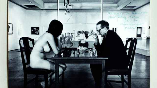 Julian Wasser: Marcel Duchamp jugando al ajedrez con Eva Babiz en su primera retrospectiva en el Pasadena Art Museum en 1963  © Julian Wasser