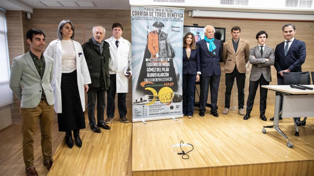 Foto de familia durante la presentación del cartel.