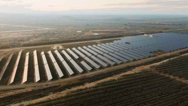 Imagen de archivo de una estación solar fotovoltaica (iStock).