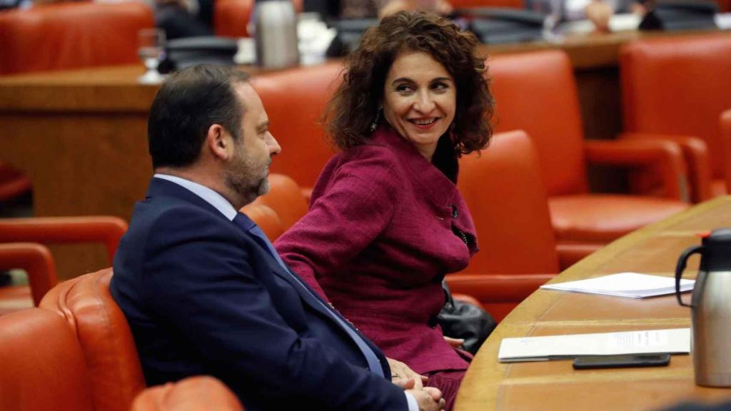 José Luis Ábalos y María Jesús Montero, juntos en una comisión del Congreso de los Diputados.