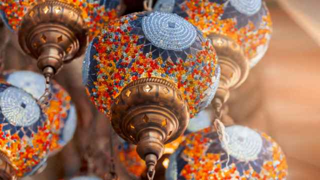 Lambas de Oriente Medio de diferentes colores y tamaños cuelgan en el bazar
