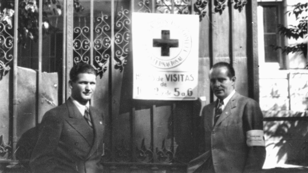 El doctor Georges Henny (i) en la puerta de la delegación del CICR, un palacete en la calle José Abascal donde tenía su casa y su taller el escultor Mariano Benlliure.