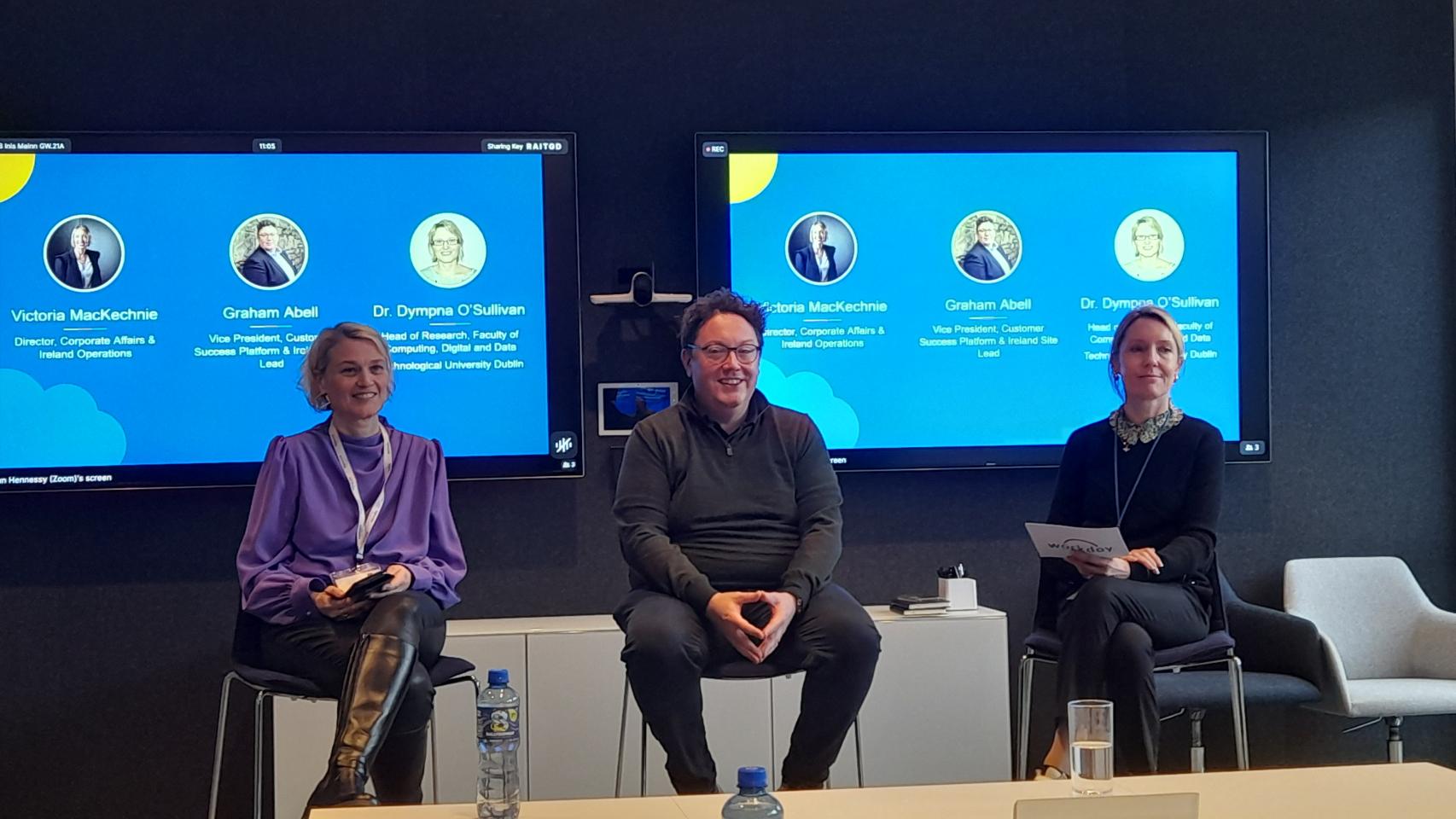 De izquierda a derecha: Dympna O'Sullivan, Graham Abell y Victoria Mackechnie, durante su panel este 23 de febrero en el centro de innovación de Workday en Dublín.