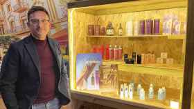 Juan Antonio Jiménez García, fundador de de la marca Mosaik Kosmetic, junto a su línea de productos.