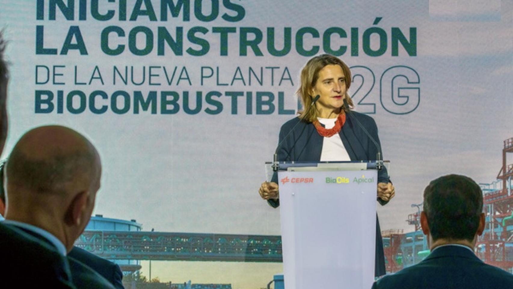 La vicepresidenta tercera y ministra para la Transición Ecológica, Teresa Ribera, en la presentación de la planta de biocombustibles de Cepsa en Palos de la Frontera (Huelva)