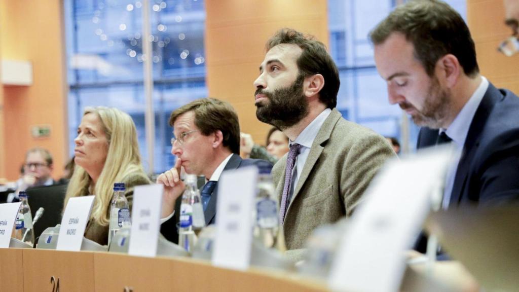 De izquierda a derecha, la consejera de Economía, Hacienda y Empleo, Rocío Albert; el alcalde de Madrid, José Luis Martínez-Almeida, y el ministro de Economía, Carlos Cuerpo, durante la presentación de la candidatura de Madrid para albergar la AMLA.