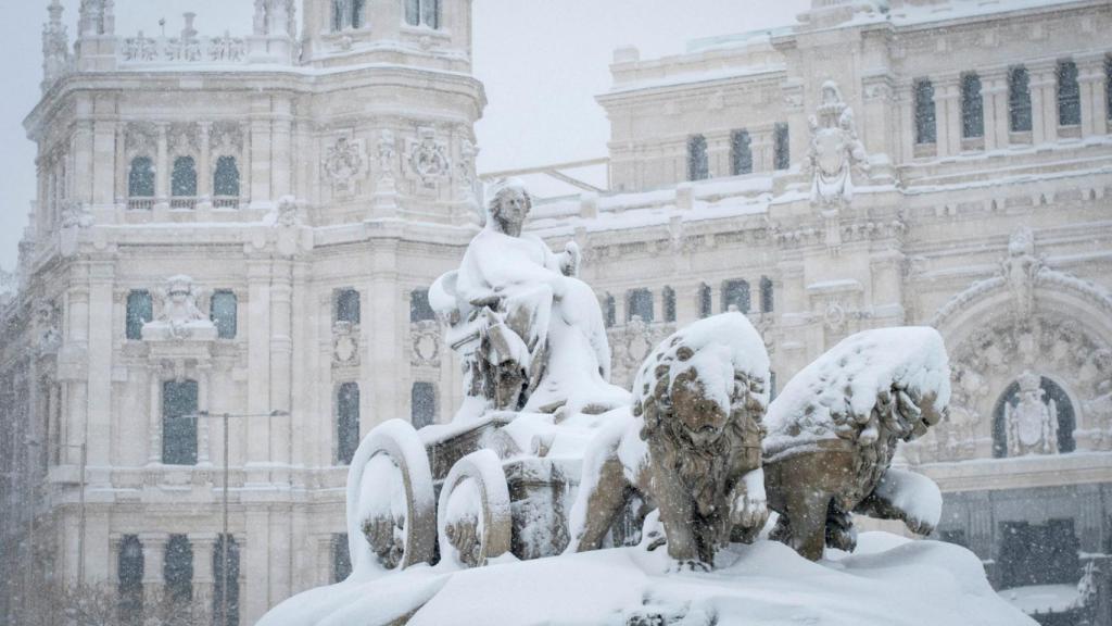 La fuente de la Cibeles cubierta de nieve en Filomena.