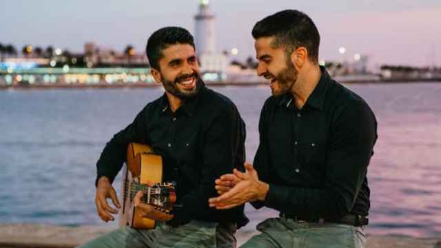 Son del Puerto, el dúo que se da a conocer en las calles de Málaga regalando canciones