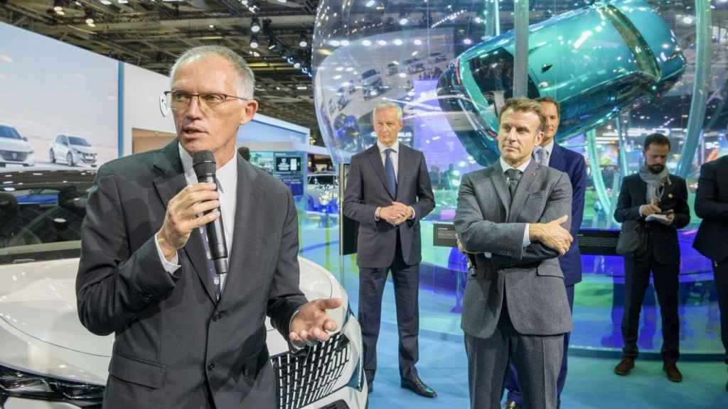 Carlos Tavares, CEO de Stellantis, junto a Enmanuel Macron, presidente de Francia.