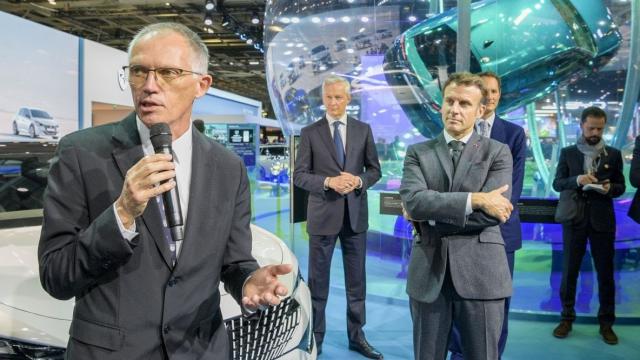 Carlos Tavares (CEO de Stellantis) junto a Emmanuel Macron, presidente de Francia.