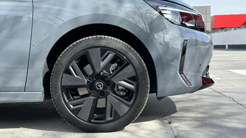 Llantas de 17 pulgadas con el acabado GS.