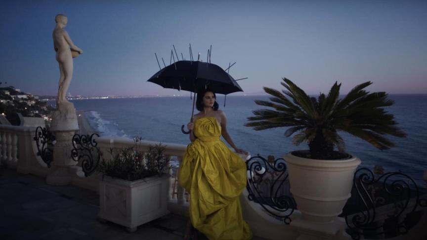 El último look que luce la cantante en su vídeoclip.