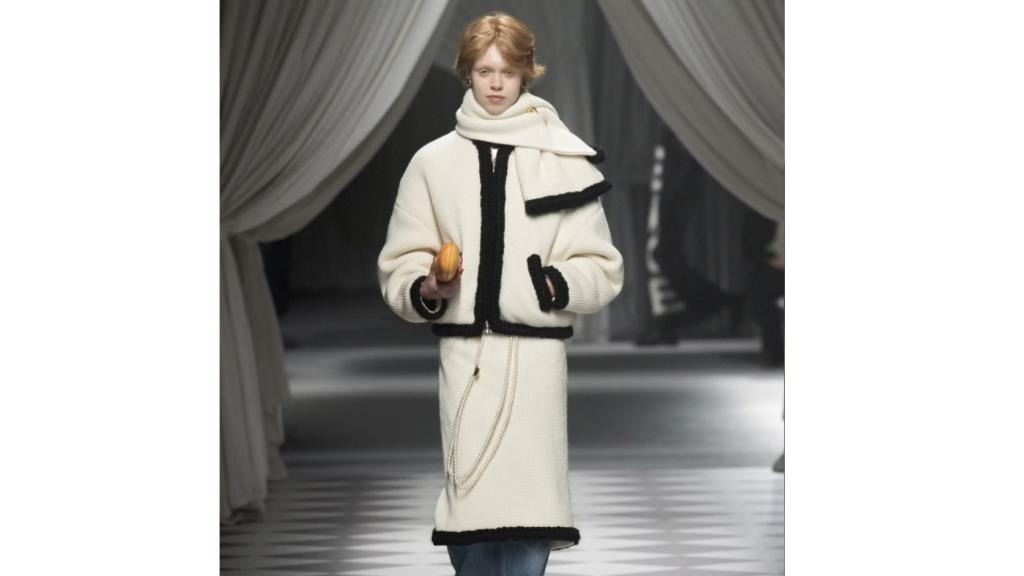 El bolso baguette de Moschino presentado en Milán F/W 24.