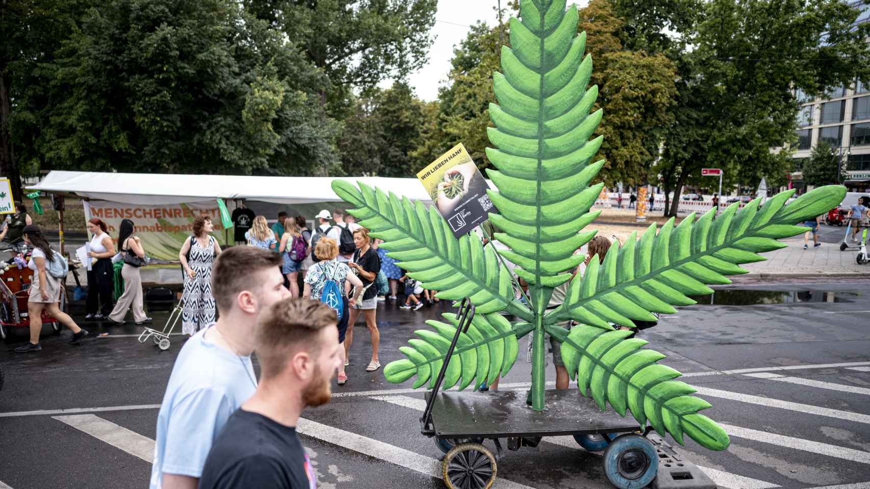 Un modelo de planta de cannabis sobre una carroza en el Desfile del Cáñamo de Berlín-Mitte. Imagen de archivo.