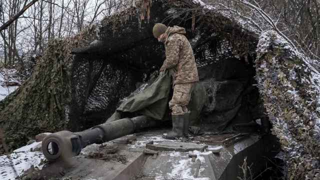 Un militar ucraniano camufla un obús cerca de la ciudad de Chasiv Yar.